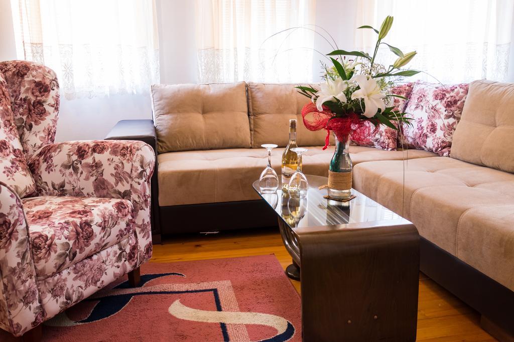 Guest House Luxotel ซเรนยานิน ภายนอก รูปภาพ