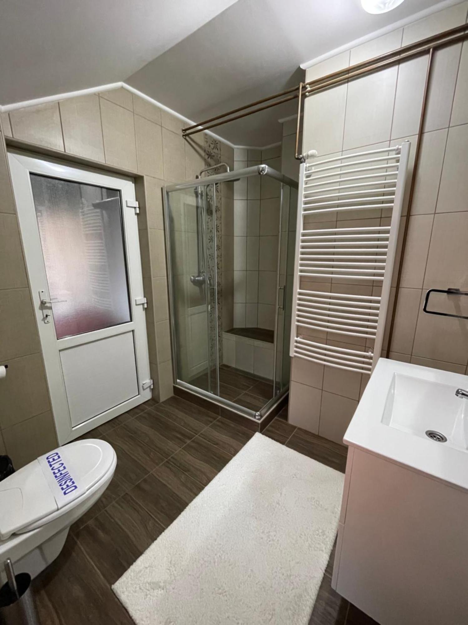 Guest House Luxotel ซเรนยานิน ภายนอก รูปภาพ