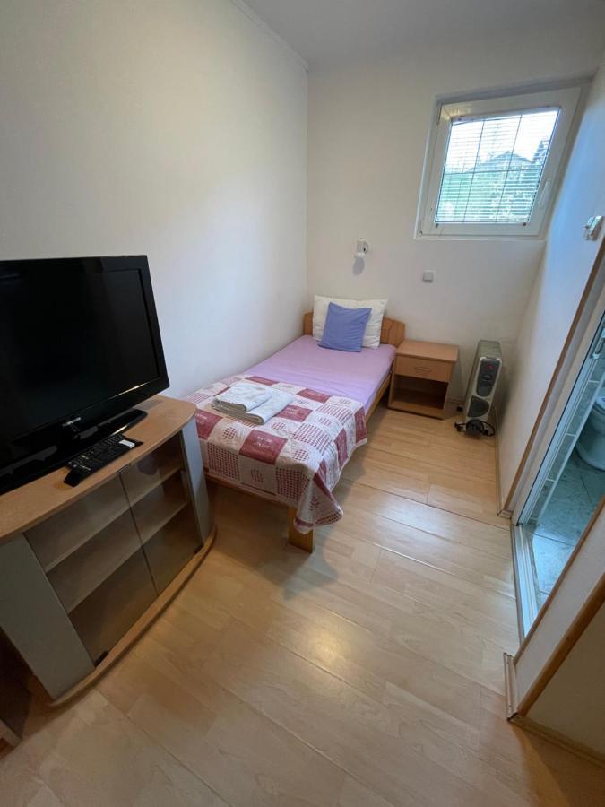 Guest House Luxotel ซเรนยานิน ภายนอก รูปภาพ