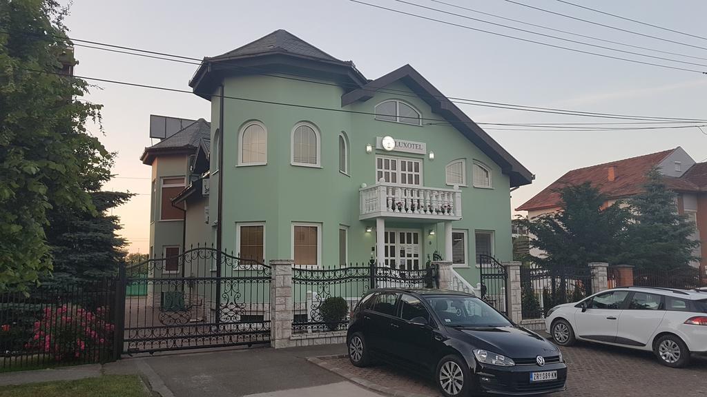 Guest House Luxotel ซเรนยานิน ภายนอก รูปภาพ